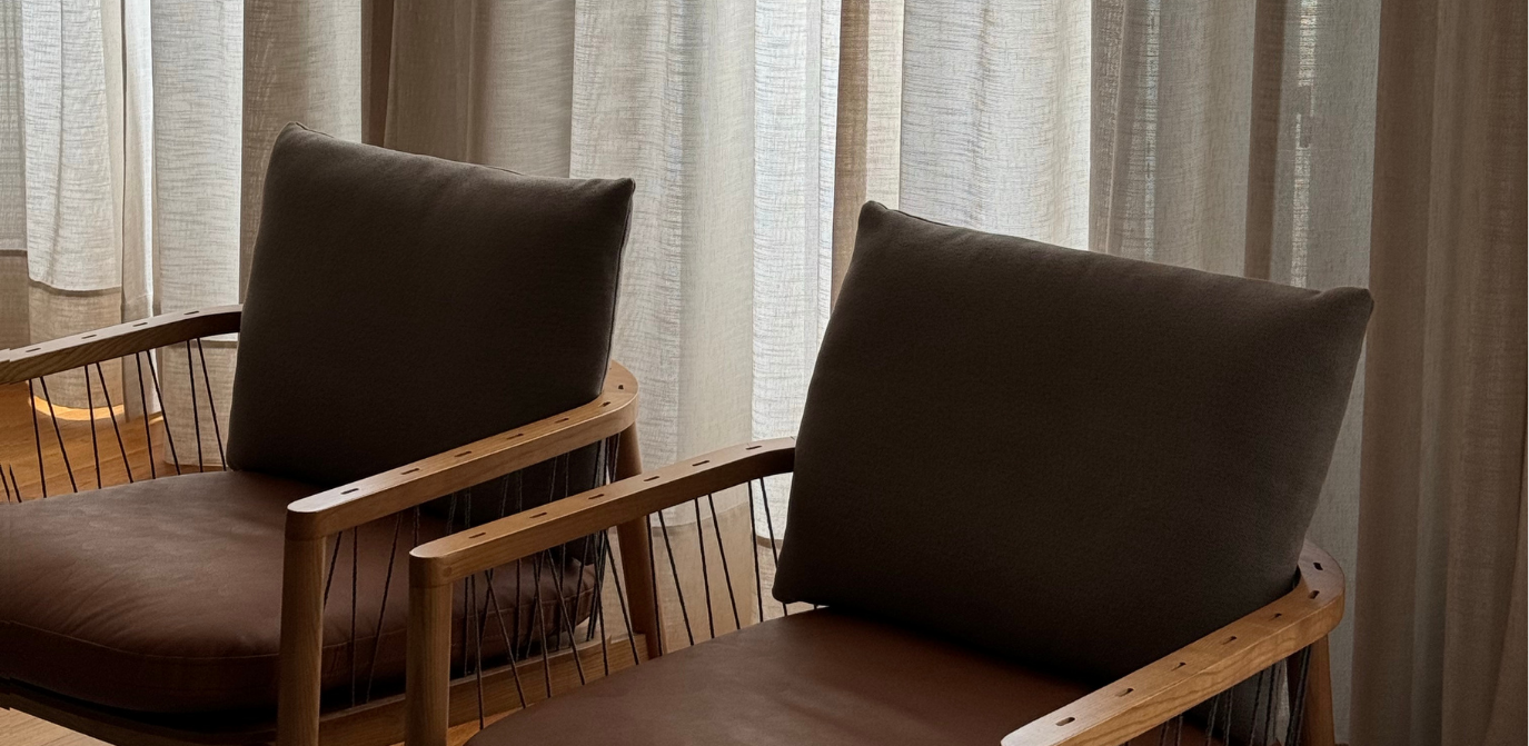 Cadeiras de terapia em ambiente acolhedor